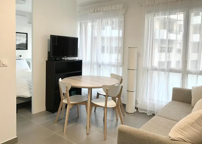 Modern By Port & Old Town Apartment *